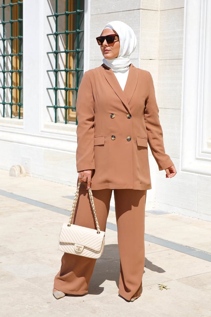 Tailleur modesty camel