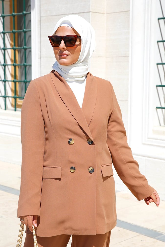 Tailleur modesty camel